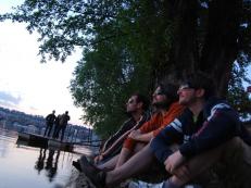 Prague vu du fleuve et 3 Italiens regardant vers l'avenir