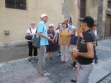 Guide Jaromir avec haut bleu et notre groupe