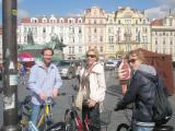 notre groupe au début de la visite – frais et en admiration devant la place de la vieille ville