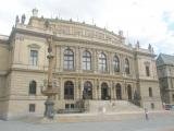 le hall unique de Rudolfinum sur la place Palach 