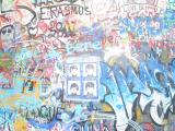 Le mur John Lennon attendant ses prochains grafitis. 