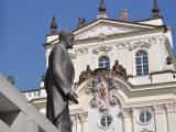 La statue de Tomas Garigue Masaryk regardant l'entrée du Château de Prague