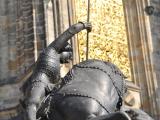 La statue de Saint-Georges et Dragon au fond de Cathédrale Saint-Guy - sur la cour du Château de Prague