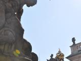 Sculptures de Titans, la porte par laquelle vous entrez dans le Château de Prague